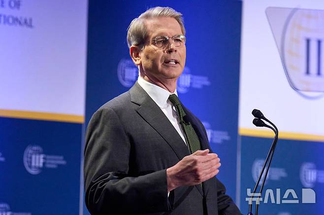 [워싱턴=AP/뉴시스]미국과 일본이 1일(현지 시간) 워싱턴에서 2차 관세 협상을 마무리했다. 사진은 지난달 23일 스콧 베선트 미 재무부 장관이 워싱턴 DC에서 열린 국제금융연구소(IIF) 주최한 행사에서 연설하고 있는 모습. 2025.05.02.