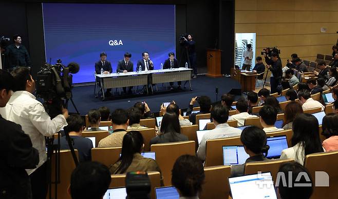 [서울=뉴시스] 조수정 기자 = 유영상(단상 왼쪽 세번째) SK텔레콤 사장이 2일 오전 서울 중구 SK텔레콤 T타워에서 유심 해킹 사이버 침해 관련 언론설명회에서 기자들의 질문에 답하고 있다. 2025.05.02. chocrystal@newsis.com