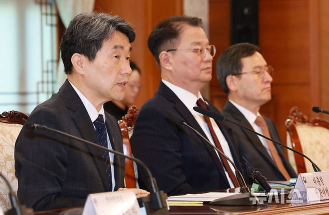 [서울=뉴시스] 고범준 기자 = 이주호 대통령 권한대행 부총리 겸 교육부 장관이 2일 서울 종로구 정부서울청사에서 열린 긴급 국가안전보장회의(NSC)에서 발언하고 있다. 2025.05.02. bjko@newsis.com