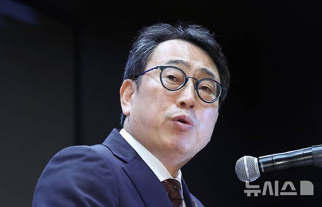 [서울=뉴시스] 조수정 기자 = 유영상 SK텔레콤 사장이 2일 오전 서울 중구 SK텔레콤 T타워에서 유심 해킹 사이버 침해 관련 언론설명회를 하고 있다. 2025.05.02. chocrystal@newsis.com