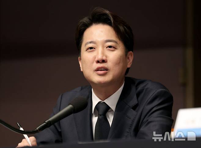 [서울=뉴시스] 김진아 기자 = 이준석 개혁신당 대통령 후보가 30일 서울 중구 프레스센터에서 열린 관훈토론회에서 발언을 하고 있다. 2025.04.30. bluesoda@newsis.com