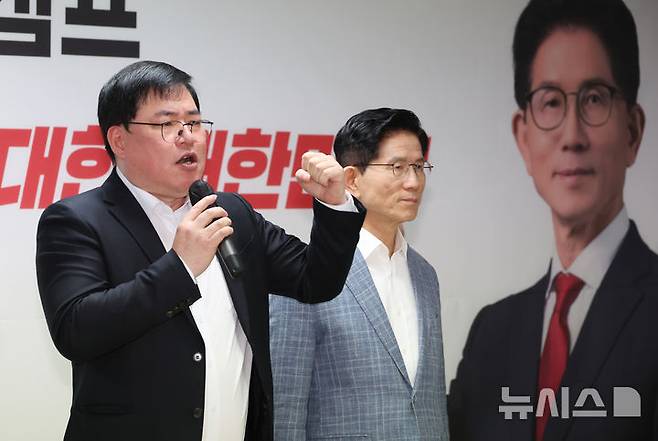 [서울=뉴시스] 고승민 기자 = 유동규 전 성남도시개발공사 기획본부장이 2일 서울 여의도 김문수 국민의힘 대선 경선 후보 캠프에서 김 후보 지지 발언을 하고 있다. 2025.05.02. kkssmm99@newsis.com