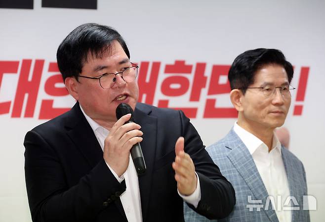 [서울=뉴시스] 고승민 기자 = 유동규 전 성남도시개발공사 기획본부장이 2일 서울 여의도 김문수 국민의힘 대선 경선 후보 캠프에서 김 후보 지지 발언을 하고 있다. 2025.05.02. kkssmm99@newsis.com