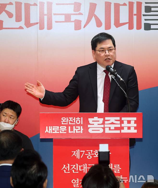 [서울=뉴시스] 권창회 기자 = 홍준표 전 대구시장이 14일 서울 여의도 선거사무실에서 제21대 대통령 선거 출마 선언을 하는 가운데 홍 전 지사를 지지하는 유동규 전 성남도시개발공사 기획본부장이 발언하고 있다. (공동취재) 2025.04.14. photo@newsis.com