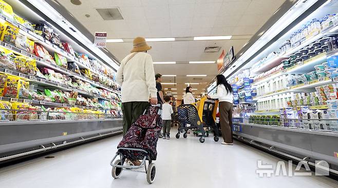 [서울=뉴시스] 추상철 기자 = 2일 오후 서울 시내 한 대형마트에서 시민이 장을 보고 있다. 소비자물가 상승률이 올해 들어 4개월째 2%대를 이어갔다. 특히 큰 상승폭을 보인 축산물은 33개월 만에, 수산물은 25개월 만에 가장 높은 상승률을 기록했다. 2025.05.02. scchoo@newsis.com