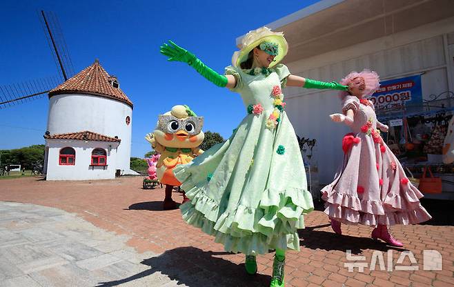 [제주=뉴시스] 우장호 기자 = 어린이날을 사흘 앞둔 2일 제주시 조천읍 에코랜드 테마파크 내 클라우드 스테이지에서 가족단위 관람객들이 특별 공연을 감상하며 즐거운 시간을 보내고 있다. 2025.05.02. woo1223@newsis.com