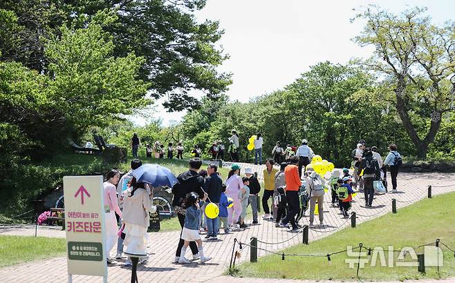 [제주=뉴시스] 우장호 기자 = 어린이날을 사흘 앞둔 2일 제주시 조천읍 에코랜드 테마파크 내 클라우드 스테이지에서 가족단위 관람객들이 특별 공연을 감상하며 즐거운 시간을 보내고 있다. 2025.05.02. woo1223@newsis.com