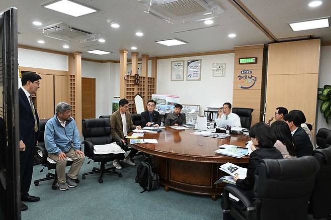 [울산=뉴시스] 2일 울산 남구청에서 장생포 고래문화마을 일원 체험시설 조성사업 착수보고회가 열린 가운데 서동욱 남구청장이 회의를 주재하고 있다. (사진=울산 남구 제공) 2025.05.02. photo@newsis.com *재판매 및 DB 금지
