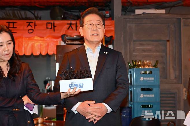 [서울=뉴시스] 조성우 기자 = 이재명 더불어민주당 대선후보가 1일 오후 서울 종로구의 한 포장마차에서 열린 비전형 노동자 간담회를 마친 뒤 대법원이 공직선거법 위반과 관련한 2심 판결을 파기 환송한데 대한 취재진 질문에 답하고 있다. (공동취재) 2025.05.01. photo@newsis.com