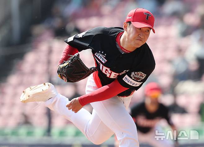 [서울=뉴시스] 김금보 기자 = 14일 오후 서울 송파구 잠실야구장에서 열린 2025 프로야구 두산 베어스와 KIA 타이거즈의 시범경기, 5회말 KIA 윤영철이 공을 던지고 있다. 2025.03.14. kgb@newsis.com