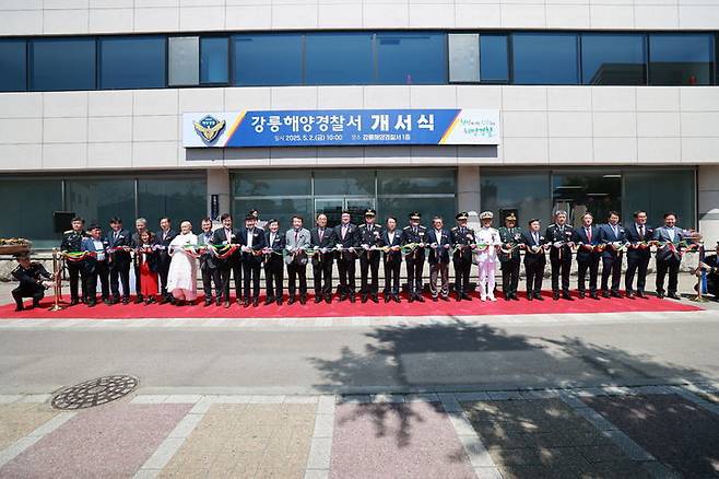 [강릉=뉴시스] 2일 강릉해양경찰서 개서식을 진행하고 있는 가운데 청사 앞에서 기념사진을 찍고 있다.(사진=강릉해경 제공)photo@newsis.com *재판매 및 DB 금지