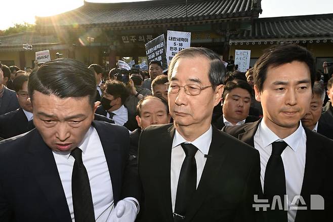 [광주=뉴시스] 이영주 기자 =  한덕수 전 국무총리가 2일 오후 광주 북구 운정동 국립5·18민주묘지에서 오월 영령을 향한 참배에 나서던 중 참배를 반대하는 광주시민들에 가로막혀 돌아서고 있다. 2025.05.02. leeyj2578@newsis.com