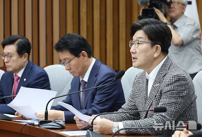 [서울=뉴시스] 고승민 기자 = 권성동 국민의힘 원내대표가 2일 서울 여의도 국회에서 열린 원내대책회의에서 발언하고 있다. 2025.05.02. kkssmm99@newsis.com