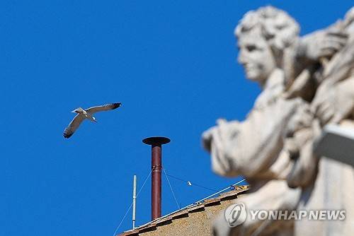 콘클라베 결과 알리는 굴뚝이 시스티나 성당 지붕에 설치된 모습 [로이터 연합뉴스. 재판매 및 DB 금지]