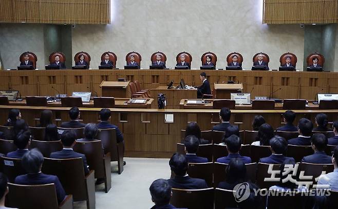 (서울=연합뉴스) 조희대 대법원장을 비롯한 대법관들이 1일 서울 서초구 대법원에서 더불어민주당 이재명 대선 후보의 공직선거법 위반 사건 상고심 선고를 위해 참석해 있다. 2025.5.1 [사진공동취재단] photo@yna.co.kr 연합뉴스