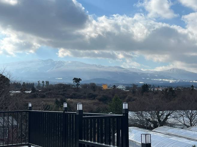 세미양 카페에서 보이는 한라산. 장원재 안수집사 제공