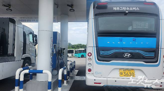 수소충전소에 그린수소 버스가 충전을 위해 대기하고 있다. 조태임 기자