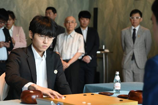 LG배 대회에서 국가 시드를 받은 신진서 9단이 다른 대회에서 대국을 벌이는 장면. 한국기원 제공