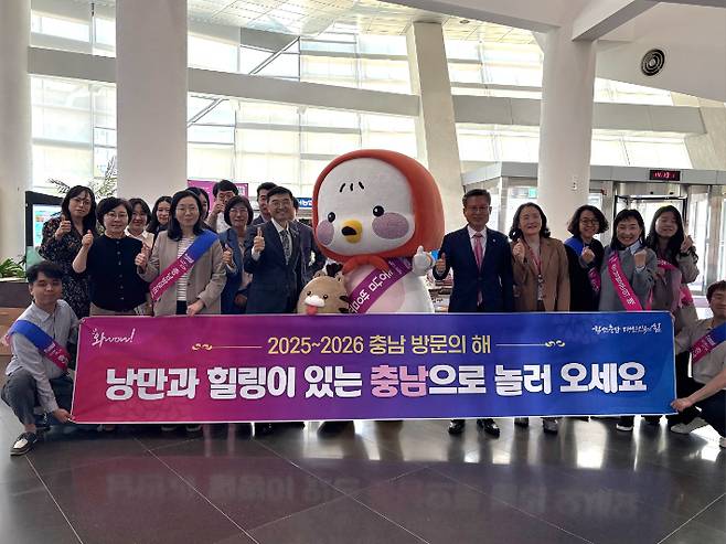 세종시청사를 방문한 홍보단. 충남도 제공