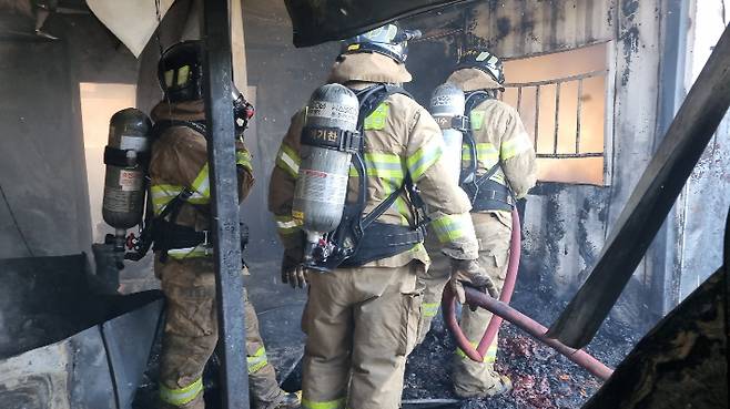 소방관들이 농막 화재 현장을 살펴보고 있다. 경주소방서 제공