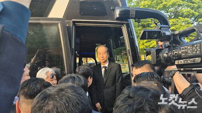 5·18민주묘지를 참배하지 못한 한 전 총리가 이날 오후 6시 3분 돌아가는 버스에 탑승하기 전 지지자들에게 인사하고 있다. 한아름 기자