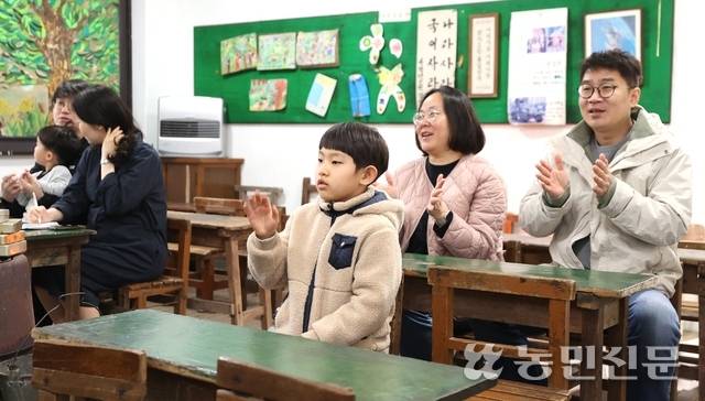 경기 김포에 있는 덕포진 교육 박물관 ‘3학년 2반’ 교실에서 관람객들이 이인숙 관장의 수업을 듣고 있다.