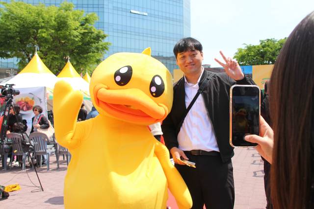 2일 서울 마포구 홍대레드로드 R1 광장에서 열린 ‘2025년 제23회 오리데이 페스티벌’에 방문한 시민이기념사진을 촬영하고 있다.