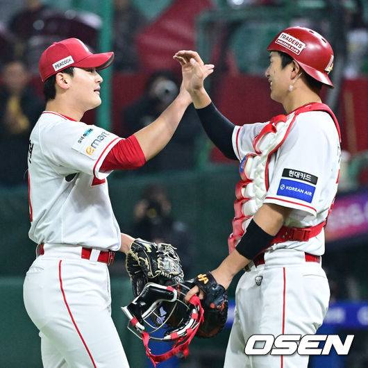 [OSEN=인천, 최규한 기자] 1일 오후 인천 SSG랜더스필드에서 ‘2025 신한 SOL Bank KBO리그’ SSG 랜더스와 삼성 라이온즈의 경기가 열렸다.이날 경기는 홈팀 SSG이 4-1로 승리를 거두며 3연패 탈출에 성공했다.경기를 마무리지은 SSG 투수 조병현과 포수 조형우가 인사를 나누고 있다. 2025.05.01 / dreamer@osen.co.kr