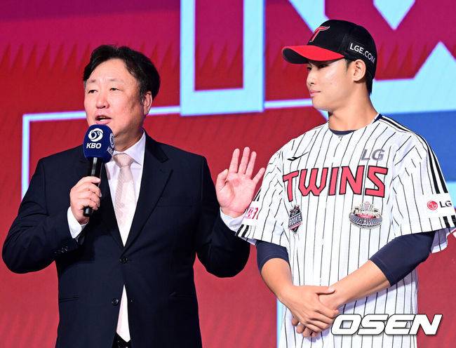 [OSEN=지형준 기자] 11일 오후&nbsp;서울 잠실 롯데호텔 월드에서 2025 KBO 신인 드래프트가 열렸다. 2025 KBO&nbsp;신인 드래프트는 전면 드래프트 방식으로 진행된다. 지명은 1라운드부터 11라운드까지 이뤄지며, 2023년도 구단 순위의 역순인 키움-한화-삼성-롯데-KIA-두산-NC-SSG-KT-LG 순서로 실시된다. LG 차명석 단장이 서울고 김영우를 지명한 이유를 설명하고 있다. 2024.09.11 / jpnews@osen.co.kr