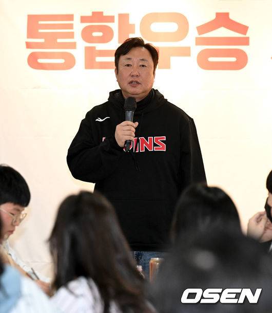[OSEN=잠실, 조은정 기자]LG트윈스의 2023 KBO 리그 통합우승 기념 팬 맥주파티가 잠실야구장에서 열렸다.LG 차명석 단장이 팬들과 맥주파티를 하고 있다. 2023.12.20 /cej@osen.co.kr