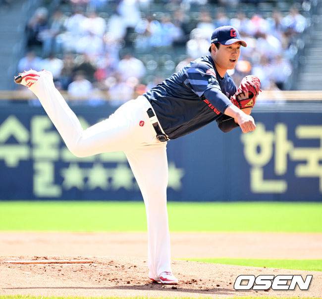 [OSEN=잠실, 이대선 기자] 26일 오후 서울 잠실야구장에서 2025 신한 SOL Bank KBO리그 두산 베어스와 롯데 자이언츠의 경기가 열렸다.두산은 잭로그, 롯데는 나균안을 선발 투수로 내세웠다.1회말 무사에서 롯데 선발투수 나균안이 역투하고 있다. 2025.04.26 /sunday@osen.co.kr