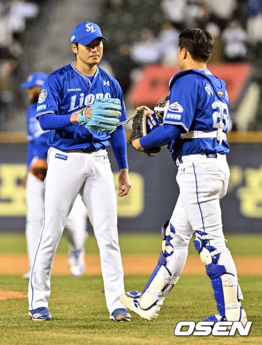 [OSEN=잠실, 조은정 기자]삼성 타선이 7회에만 8점을 뽑는 무서운 화력을 뽐내며 연패를 끊어냈다.&nbsp;프로야구 삼성 라이온즈는 29일 서울 잠실구장에서 열린 2025 신한 SOL뱅크 KBO리그 두산 베어스와의 시즌 2차전에서 13-2 역전승을 거뒀다.&nbsp;삼성 백정현, 이병헌 배터리가 승리를 기뻐하고 있다. 2025.03.29 /cej@osen.co.kr