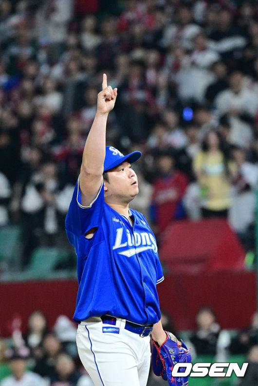 [OSEN=인천, 최규한 기자] 1일 오후 인천 SSG랜더스필드에서 ‘2025 신한 SOL Bank KBO리그’ SSG 랜더스와 삼성 라이온즈의 경기가 열렸다.이날 홈팀 SSG는 송영진, 방문팀 삼성은 이승현을 선발로 내세웠다.7회말 2사 만루 상황 삼성 이승현이 SSG 최준우를 내야 뜬공으로 이끈 뒤 타구를 손으로 가리키고 있다. 2025.05.01 / dreamer@osen.co.kr