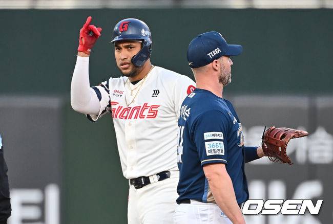 [OSEN=부산, 이석우 기자] 2일 부산 사직야구장에서 2025 신한 SOL 뱅크 KBO 리그 롯데 자이언츠와 NC 다이노스의 경기가 열렸다. 홈팀 롯데는 나균안, 방문팀 NC는 최성영이 선발 출전했다.롯데 자이언츠 레이예스가 1회말 1사 2루 중견수 오른쪽 1타점 2루타를 치고 세리머니를 하고 있다. 2025.05.02 / foto0307@osen.co.kr