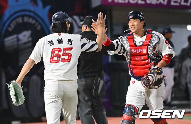 [OSEN=부산, 이석우 기자] 2일 부산 사직야구장에서 2025 신한 SOL 뱅크 KBO 리그 롯데 자이언츠와 NC 다이노스의 경기가 열렸다. 홈팀 롯데는 나균안, 방문팀 NC는 최성영이 선발 출전했다.롯데 자이언츠 정철원이 7회초 2사 1,2루 NC 다이노스 박건우를 투수 땅볼로 잡고 유강남과 하이파이브를 하고 있다. 2025.05.02 / foto0307@osen.co.kr