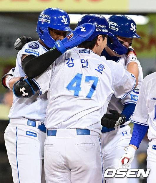 [OSEN=대구, 김성락 기자] 2일 대구 삼성라이온즈파크에서 '2025 신한 SOL Bank KBO리그' 삼성 라이온즈와 두산 베어스의 경기가 열렸다. 홈팀 삼성은 후라도, 두산은 잭로그를 선발로 내세웠다. 8회말 무사 2, 3루 삼성 강민호가 3점 홈런을 날린 뒤 홈에서 주자 디아즈, 구자욱과 기쁨을 나누고 있다. 2025.05.02 / ksl0919@osen.co.kr