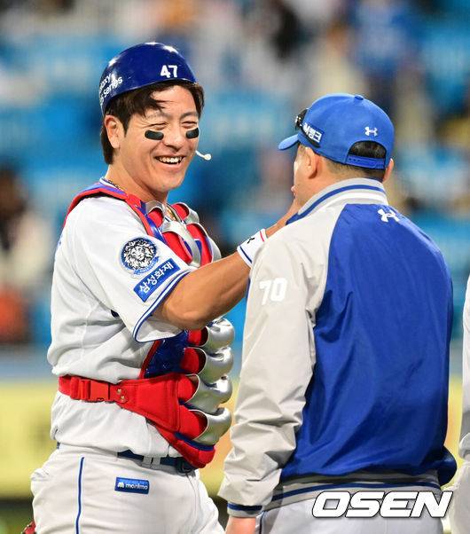 [OSEN=대구, 김성락 기자] 프로야구 삼성 라이온즈가 약속의 8회를 연출하며 짜릿한 승리를 가져왔다.삼성은 2일 대구삼성라이온즈파크에서 열린 두산 베어스와의 홈경기에서 외국인 타자 르윈 디아즈의 결승타로 6-2로 승리했다. 강민호는 개인 통산 2400경기 출장 기록을 세웠다. 역대 첫 번째. 반면 두산은 3연패의 늪에 빠졌다.경기 종료 후 삼성 강민호, 박진만 감독이 기쁨을 나누고 있다. 2025.05.02 / ksl0919@osen.co.kr