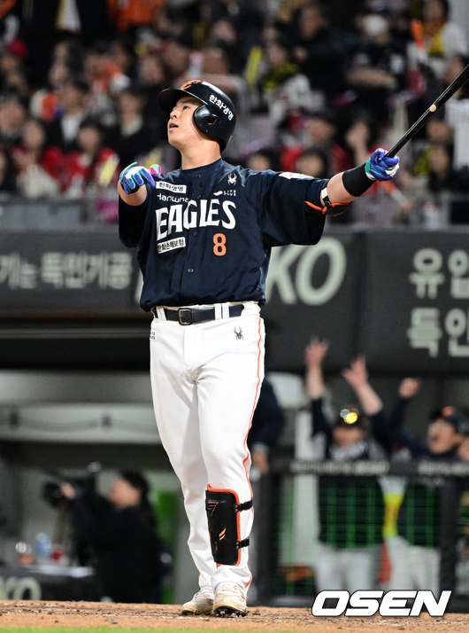 [OSEN=광주, 지형준 기자] 2일 오후 광주-기아 챔피언스필드에서 2025 신한 SOL Bank KBO리그 KIA 타이거즈와 한화 이글스의 경기가 열렸다.5연승에 도전하는 한화는 엄상백을, 연패를 막아야 하는 KIA는 아담 올러를 선발로 내세웠다.연장 11회초 무사에서 한화 노시환이 좌월 솔로포를 날리고 있다. 2025.05.02 /jpnews@osen.co.kr