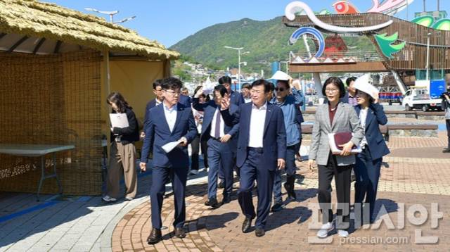 ▲2일 정기명 전남 여수시장이 제59회 여수거북선축제 개막에 앞서 현장을 둘러보며 사전 점검을 진행하고 있다.ⓒ여수시