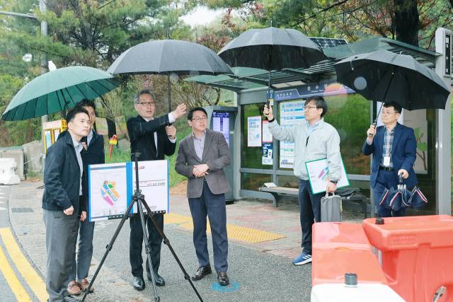 ▲ 유득원 대전시 행정부시장이 지난 1일 트램 공사 주요 현장을 직접 방문해 사업 추진 상황과 현장 대응 태세를 점검하고 있다. ⓒ대전시