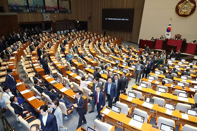 국민의힘 의원들이 1일 오후 서울 여의도 국회에서 열린 본회의에서 최상목 경제부총리 겸 기획재정부 장관 탄핵소추안이 상정되자 우원식 국회의장에게 항의하며 본회의장을 나가고 있다.&nbsp; &nbsp;뉴스1
