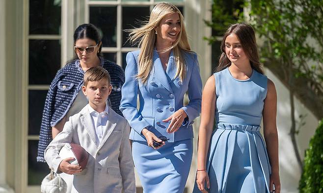 도널드 트럼프 미국 대통령의 딸 이방카 트럼프(가운데)가 지난 4월28일 백악관에서 열린 행사 참석을 위해 세 자녀와 함께 이동하고 있다. 이방카는 트럼프 대통령에 의해 주프랑스 미국 대사 후보자로 지명된 부동산 재벌 찰스 쿠슈너의 며느리다. AFP연합뉴스