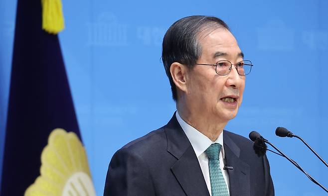 한덕수 전 국무총리가 2일 서울 여의도 국회 소통관에서 대통령 선거 출마를 선언하고 있다. 연합뉴스