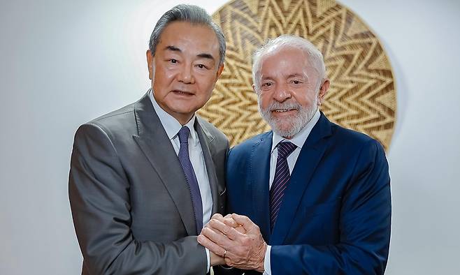 지난 4월 30일(현지시간) 브라질 브라질리아에서 만난 중국 외교 사령탑인 왕이 중국공산당 중앙외사판공실 주임 겸 외교부장(왼쪽)과 루이스 이나시우 룰라 다시우바 브라질 대통령. 신화연합뉴스