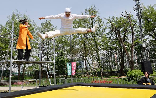 '2025 서울서커스페스티벌' 개막을 하루 앞둔 2일 서울 용산구 노들섬에서 화이트큐브 프로젝트가 트램펄린 공연인 '닥터트램과 봉봉' 시연을 하고 있다.