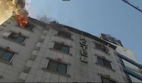 대전 대흥동 숙박업소에서 화재가 나 불길이 창 밖으로 치솟고 있다. 대전소방본부 제공&nbsp;