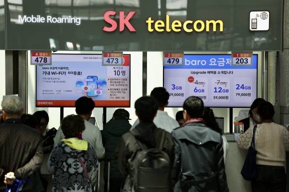 이어지는 SKT 유심 대란 - 29일 오전 인천국제공항 제1여객터미널 SK텔레콤 로밍센터에서 출국자들이 유심 교체을 위해 대기하고 있다. 2025.04.27. 뉴시스