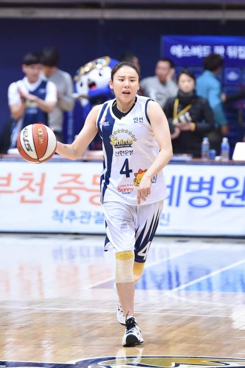 2017년 신한은행 프랜차이즈 선수로 활약.  WKBL 제공