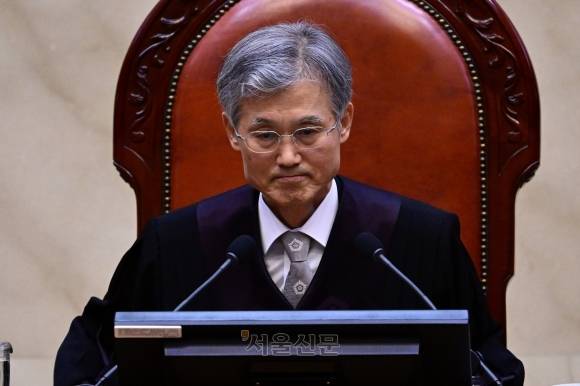 이재명 상고심 선고 앞둔 조희대 대법원장 - 조희대 대법원장이 1일 오후 서울 서초구 대법원 대법정에서 이재명 더불어민주당 대선 후보의 공직선거법 위반 사건 상고심 선고를 준비하며 입술을 다물고 있다. 2025.05.01 사진공동취재단