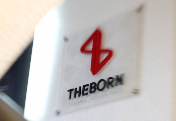 더본코리아 백종원 대표, 계속되는 구설수에 신뢰하락 - 백종원 대표가 이끄는 더본코리아가 ‘빽햄’ 제품의 돼지고기 함량 문제, 백종원의 유튜브 안전 위반, 농지법 및 건축법 위반, 원산지 표기 문제 등으로 지속적으로 논란에 휘말리고 있다. 서울 강남구에 위치한 더본코리아 본사. 뉴스1